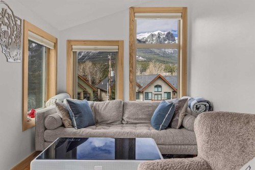 700 8 Avenue, Canmore, AB - Indoor Photo Showing Living Room