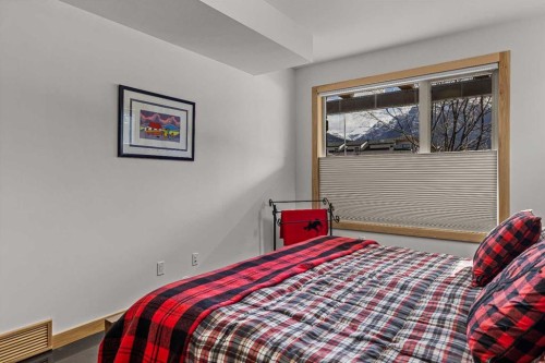 700 8 Avenue, Canmore, AB - Indoor Photo Showing Bedroom