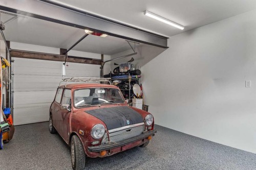 700 8 Avenue, Canmore, AB - Indoor Photo Showing Garage