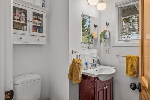 108 Glacier Drive, Banff, AB - Indoor Photo Showing Bathroom