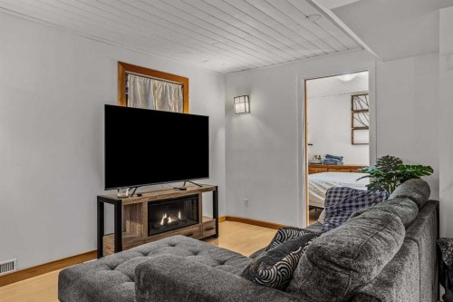 108 Glacier Drive, Banff, AB - Indoor Photo Showing Other Room