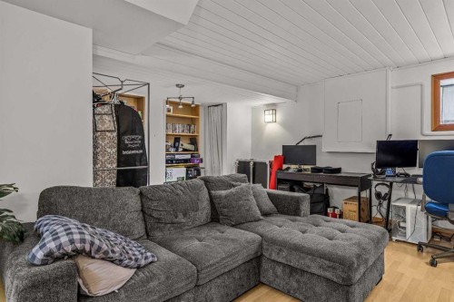 108 Glacier Drive, Banff, AB - Indoor Photo Showing Living Room