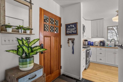 108 Glacier Drive, Banff, AB - Indoor Photo Showing Kitchen