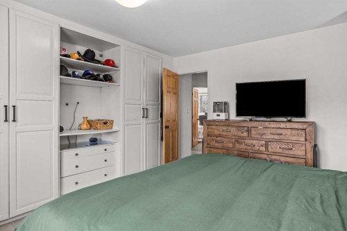 108 Glacier Drive, Banff, AB - Indoor Photo Showing Bedroom