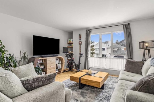 108 Glacier Drive, Banff, AB - Indoor Photo Showing Living Room