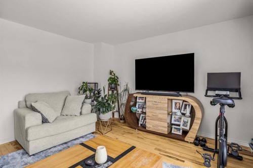 108 Glacier Drive, Banff, AB - Indoor Photo Showing Living Room