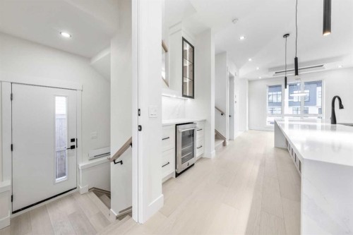 2433 23 Street Nw, Calgary, AB - Indoor Photo Showing Kitchen With Upgraded Kitchen