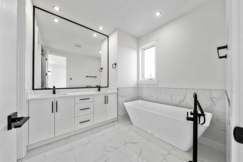 2433 23 Street Nw, Calgary, AB - Indoor Photo Showing Bathroom