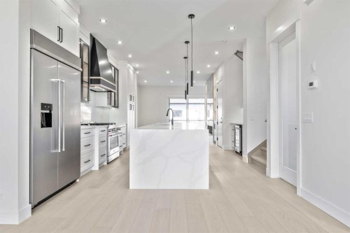 2433 23 Street Nw, Calgary, AB - Indoor Photo Showing Kitchen With Upgraded Kitchen