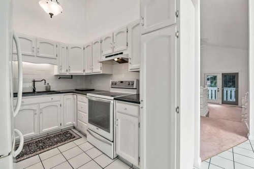 5 Stimson Road Sw, High River, AB - Indoor Photo Showing Kitchen