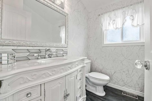 5 Stimson Road Sw, High River, AB - Indoor Photo Showing Bathroom