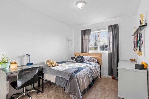 72 Crystalridge Crescent, Okotoks, AB - Indoor Photo Showing Bedroom