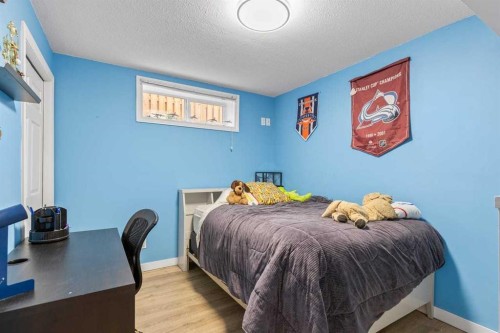 72 Crystalridge Crescent, Okotoks, AB - Indoor Photo Showing Bedroom