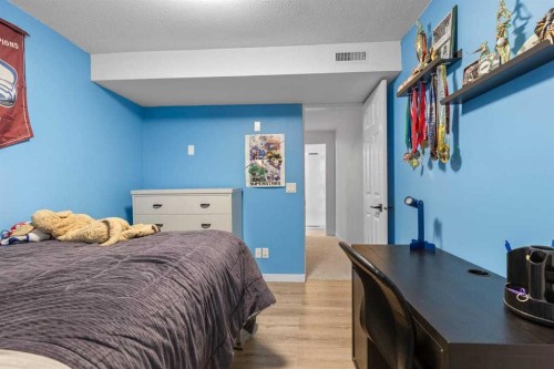 72 Crystalridge Crescent, Okotoks, AB - Indoor Photo Showing Bedroom