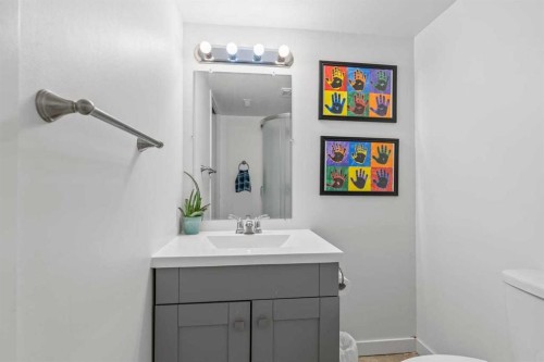 72 Crystalridge Crescent, Okotoks, AB - Indoor Photo Showing Bathroom