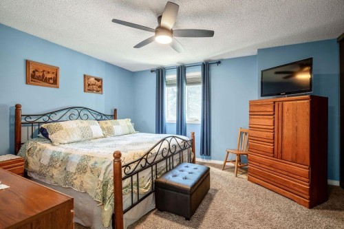 64 Erin Ridge Road Se, Calgary, AB - Indoor Photo Showing Bedroom
