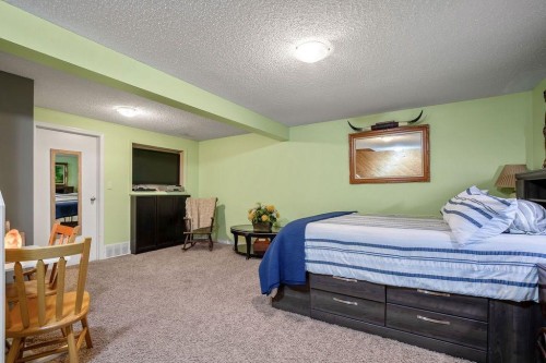 64 Erin Ridge Road Se, Calgary, AB - Indoor Photo Showing Bedroom