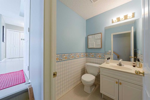 12 Hampstead Gardens Nw, Calgary, AB - Indoor Photo Showing Bathroom