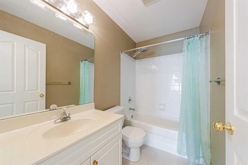12 Hampstead Gardens Nw, Calgary, AB - Indoor Photo Showing Bathroom