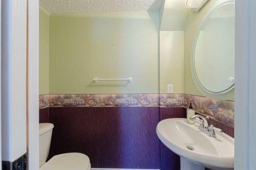 12 Hampstead Gardens Nw, Calgary, AB - Indoor Photo Showing Bathroom