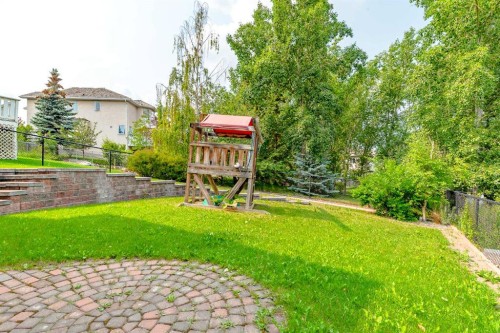 12 Hampstead Gardens Nw, Calgary, AB - Outdoor With Backyard