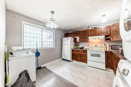 3341 Doverthorn Road Se, Calgary, AB - Indoor Photo Showing Kitchen
