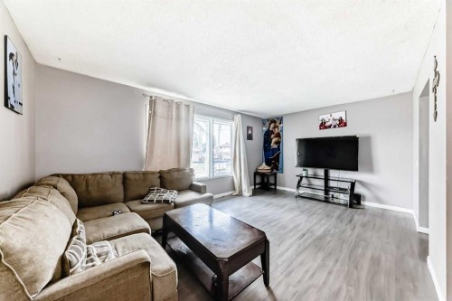 3341 Doverthorn Road Se, Calgary, AB - Indoor Photo Showing Living Room