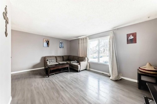 3341 Doverthorn Road Se, Calgary, AB - Indoor Photo Showing Living Room