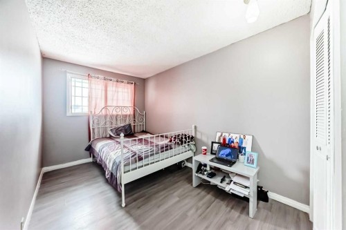 3341 Doverthorn Road Se, Calgary, AB - Indoor Photo Showing Bedroom