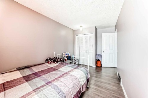 3341 Doverthorn Road Se, Calgary, AB - Indoor Photo Showing Bedroom