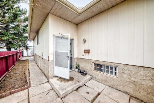 3341 Doverthorn Road Se, Calgary, AB - Outdoor With Exterior