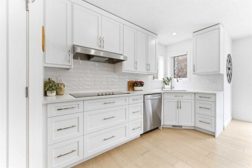 40 Tuscany Ridge Green Nw, Calgary, AB - Indoor Photo Showing Kitchen With Upgraded Kitchen