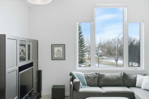 40 Tuscany Ridge Green Nw, Calgary, AB - Indoor Photo Showing Living Room