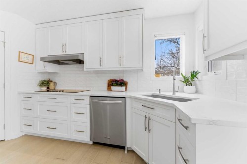 40 Tuscany Ridge Green Nw, Calgary, AB - Indoor Photo Showing Kitchen With Upgraded Kitchen