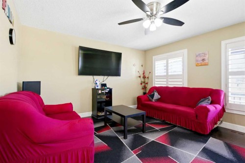 1441 Windstone Road Sw, Airdrie, AB - Indoor Photo Showing Living Room