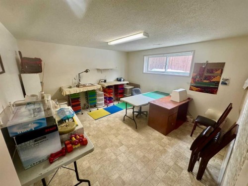 201 Holland Street Nw, Calgary, AB - Indoor Photo Showing Other Room