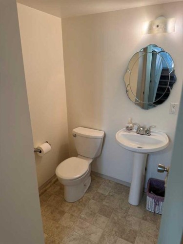 201 Holland Street Nw, Calgary, AB - Indoor Photo Showing Bathroom