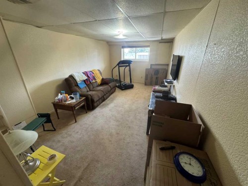 201 Holland Street Nw, Calgary, AB - Indoor Photo Showing Other Room