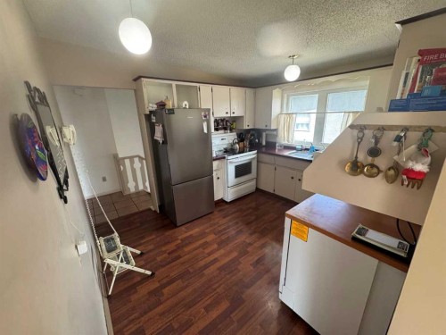 201 Holland Street Nw, Calgary, AB - Indoor Photo Showing Kitchen