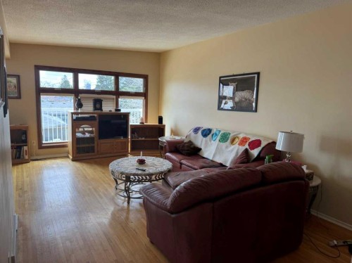 201 Holland Street Nw, Calgary, AB - Indoor Photo Showing Living Room