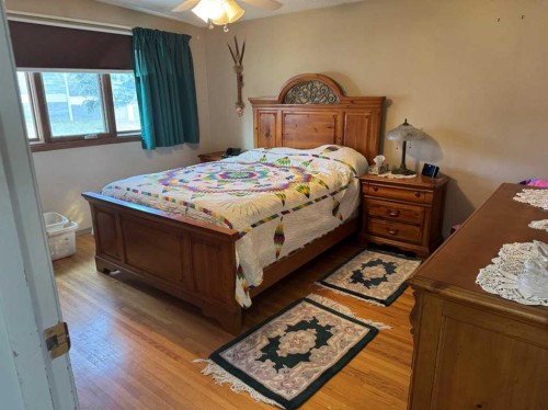 201 Holland Street Nw, Calgary, AB - Indoor Photo Showing Bedroom