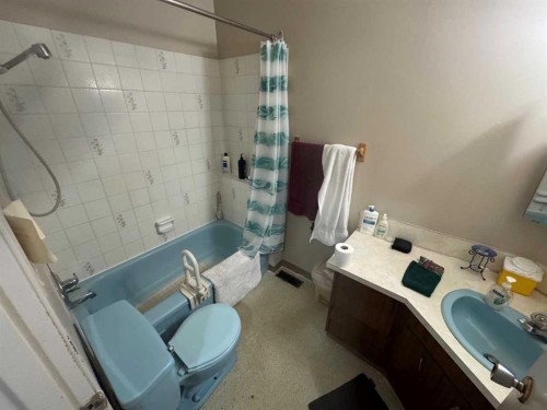 201 Holland Street Nw, Calgary, AB - Indoor Photo Showing Bathroom