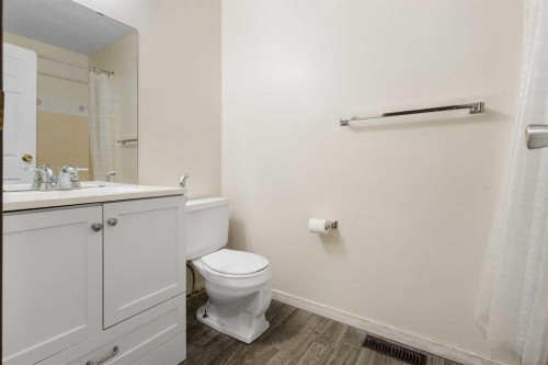 355 Georgian Villas, Calgary, AB - Indoor Photo Showing Bathroom