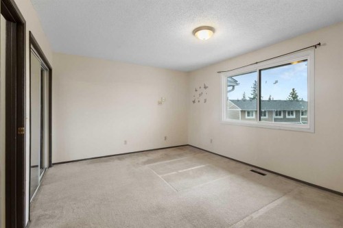 355 Georgian Villas, Calgary, AB - Indoor Photo Showing Other Room