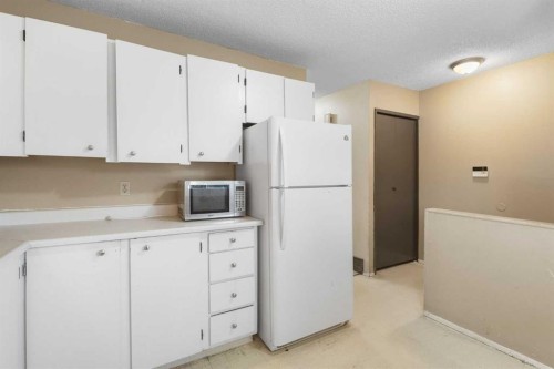 355 Georgian Villas, Calgary, AB - Indoor Photo Showing Kitchen