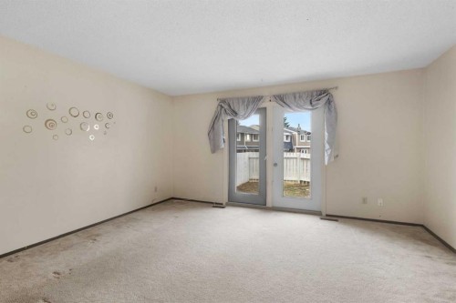 355 Georgian Villas, Calgary, AB - Indoor Photo Showing Other Room