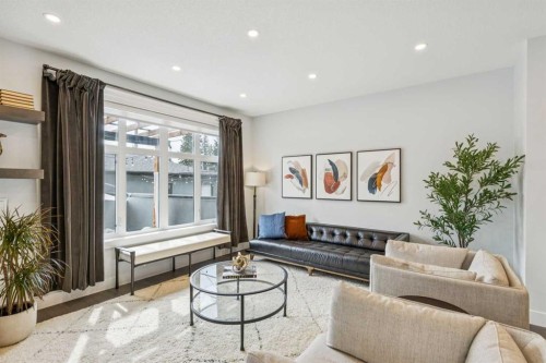 2826 40 Street Sw, Calgary, AB - Indoor Photo Showing Living Room