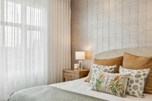 2826 40 Street Sw, Calgary, AB - Indoor Photo Showing Bedroom