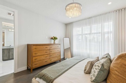 2826 40 Street Sw, Calgary, AB - Indoor Photo Showing Bedroom