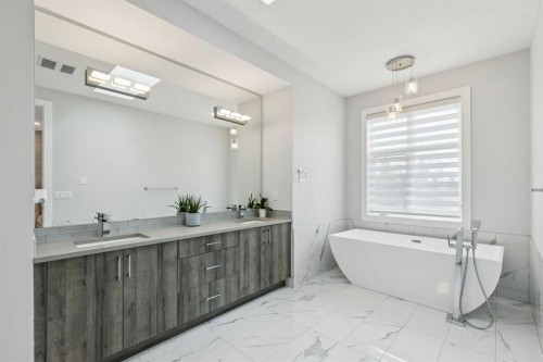 2826 40 Street Sw, Calgary, AB - Indoor Photo Showing Bathroom